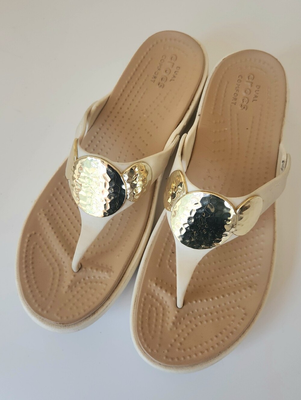 CROCS Womens Sanrah embellished cream flip thong sandals size 9